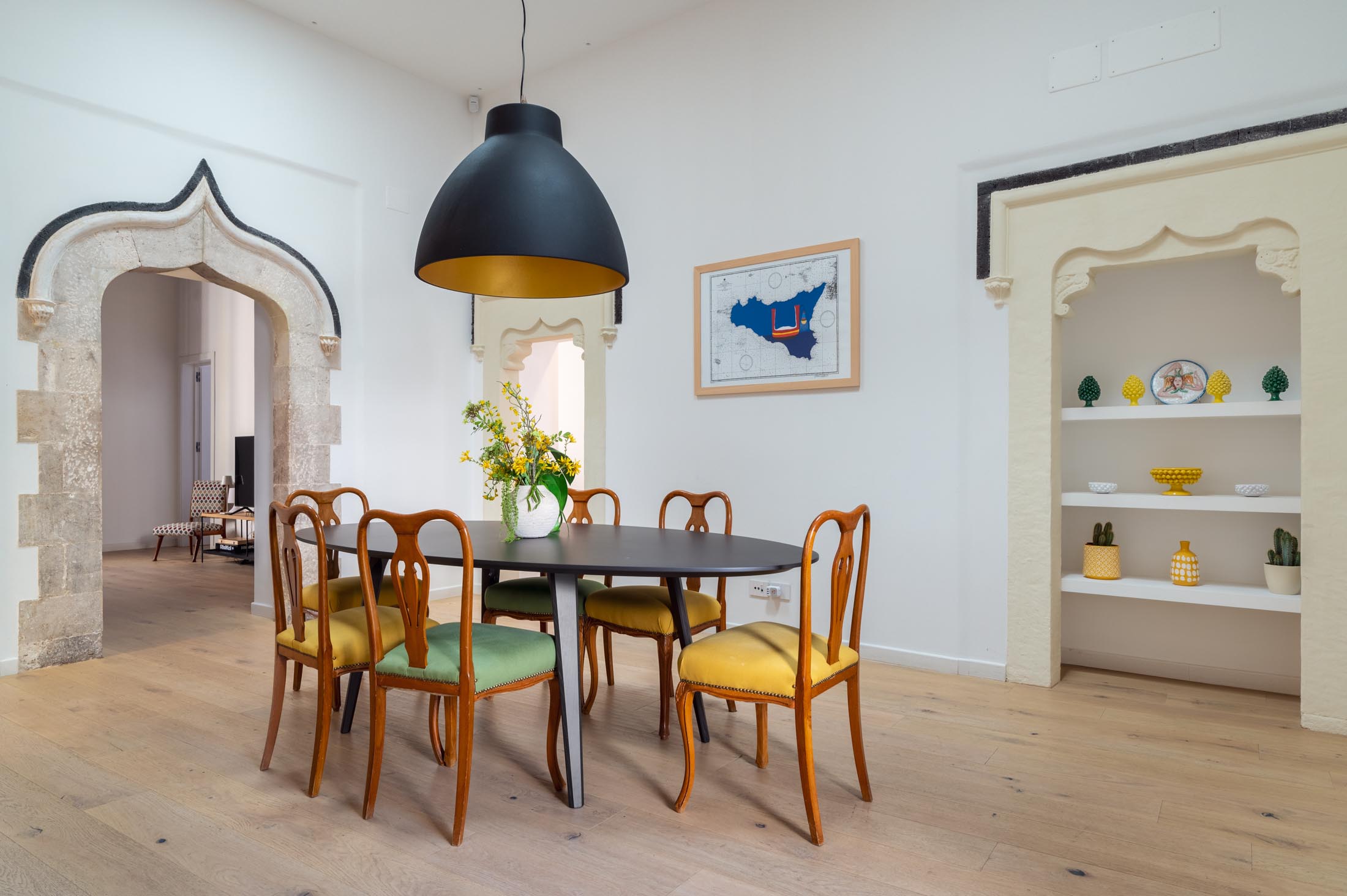 La zona pranzo di Villa Carmine con dettagli architettonici storici